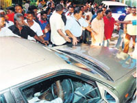 Mob jeers Samy Vellu, blocks his car
